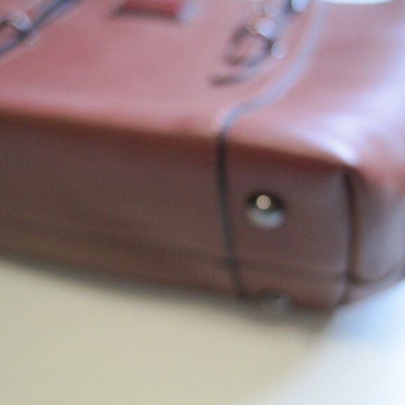 Elegant Brown Leather Tote Bag - Picture 13 of 16